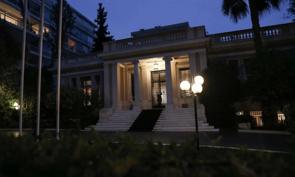 Ανασχηματισμός: Άρχισαν τα τηλέφωνα σε υπουργούς - φουντώνουν τα σενάρια για "καραμπόλες"